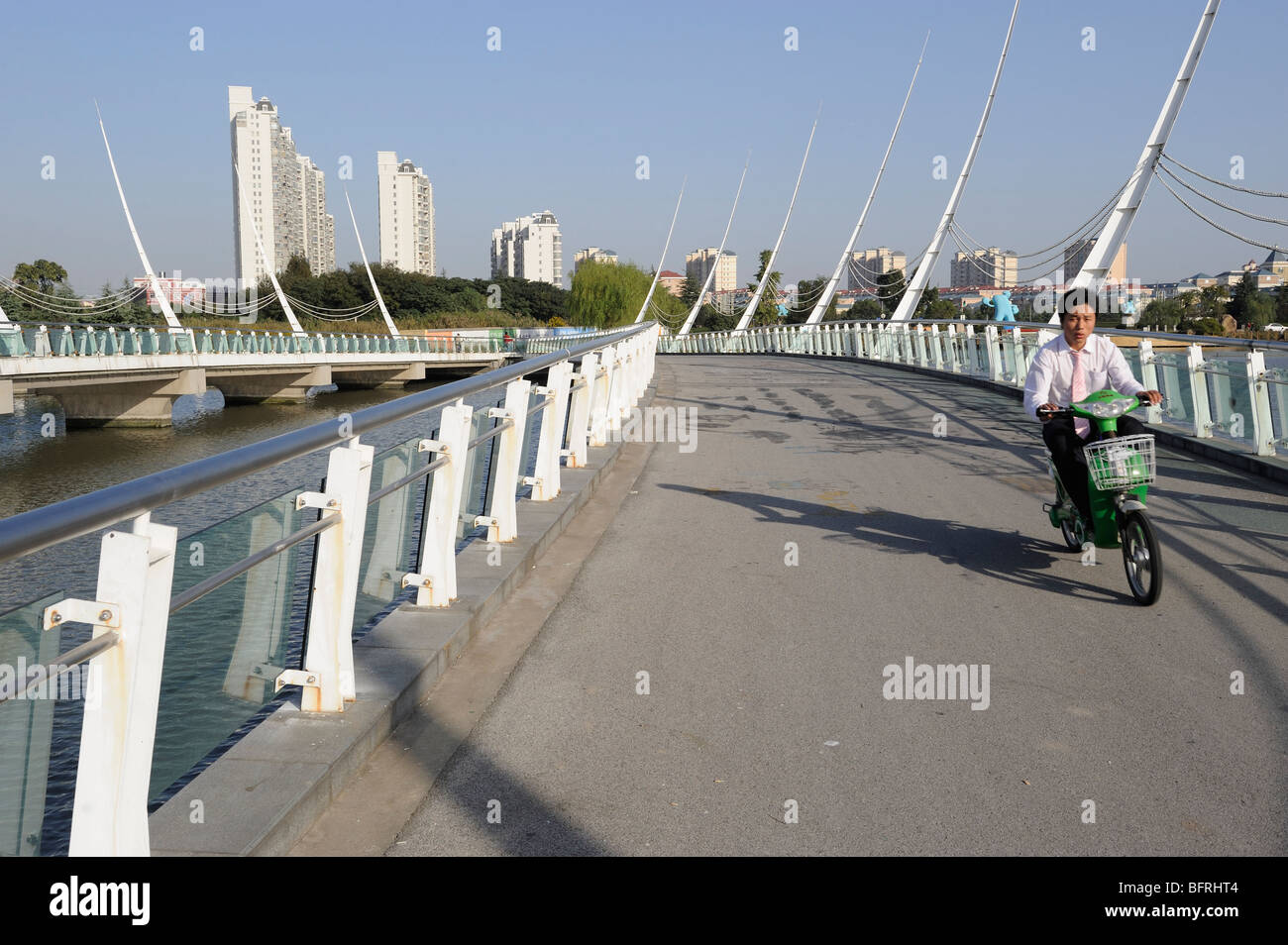 Ein Mann Reiten ein Motorrad in Neustadt Songjiang am Stadtrand von Shanghai, China. 21. Oktober 2009 Stockfoto