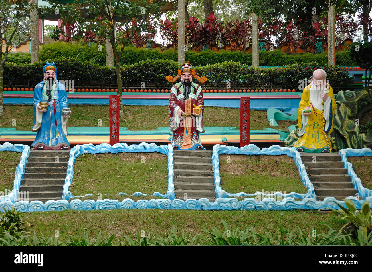 Fu, Lu & Shou, chinesische Götter oder Gottheiten des Gutes Glück, Wohlstand & Langlebigkeit, Tiger Balm Gardens Theme Park, Singapur Stockfoto