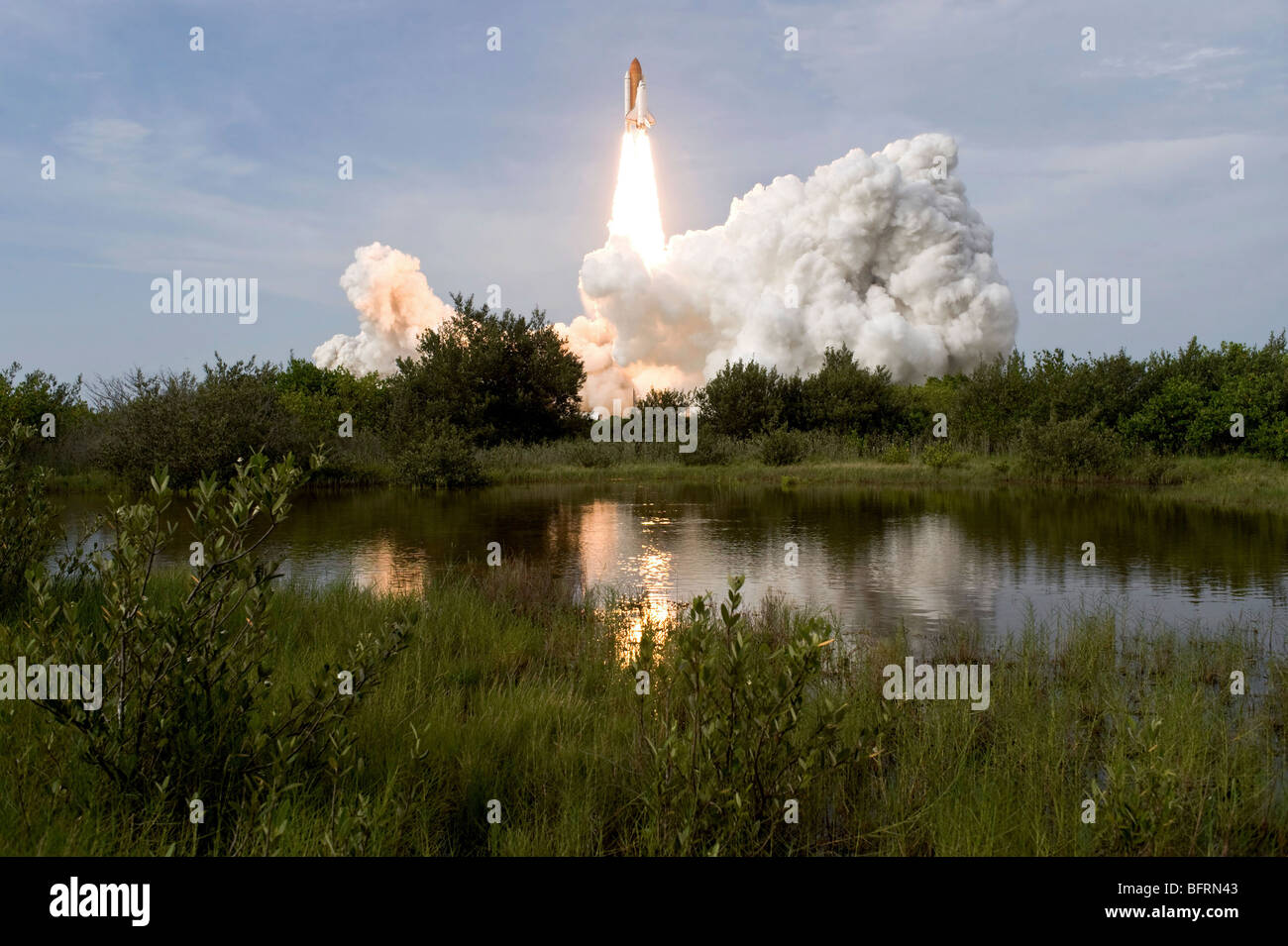 Space Shuttle Endeavour hebt ab vom Kennedy Space Center. Stockfoto