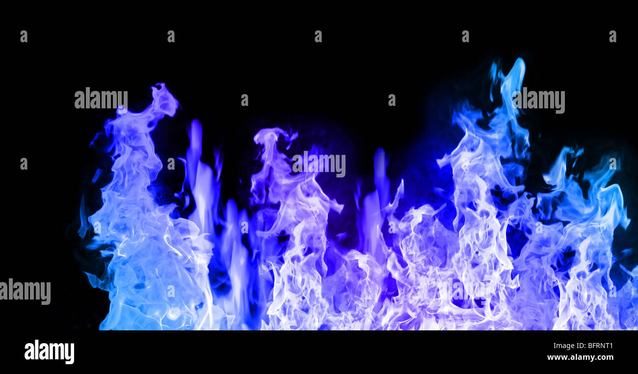 Blaue Flammen gegen Schwarz Stockfoto