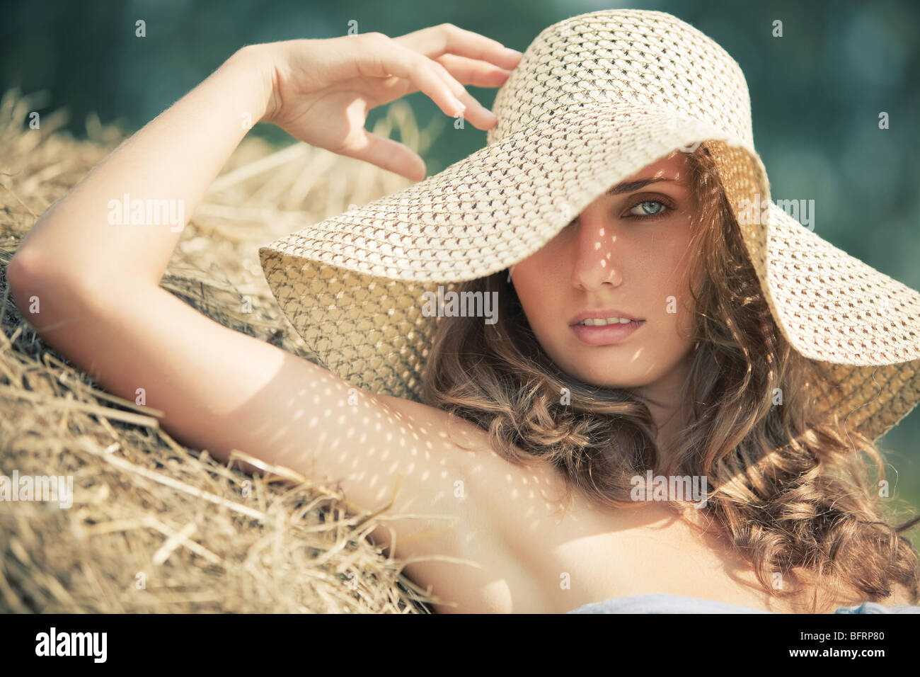 Junge Frau in einem Hut Porträt. Sanften Farben. Stockfoto