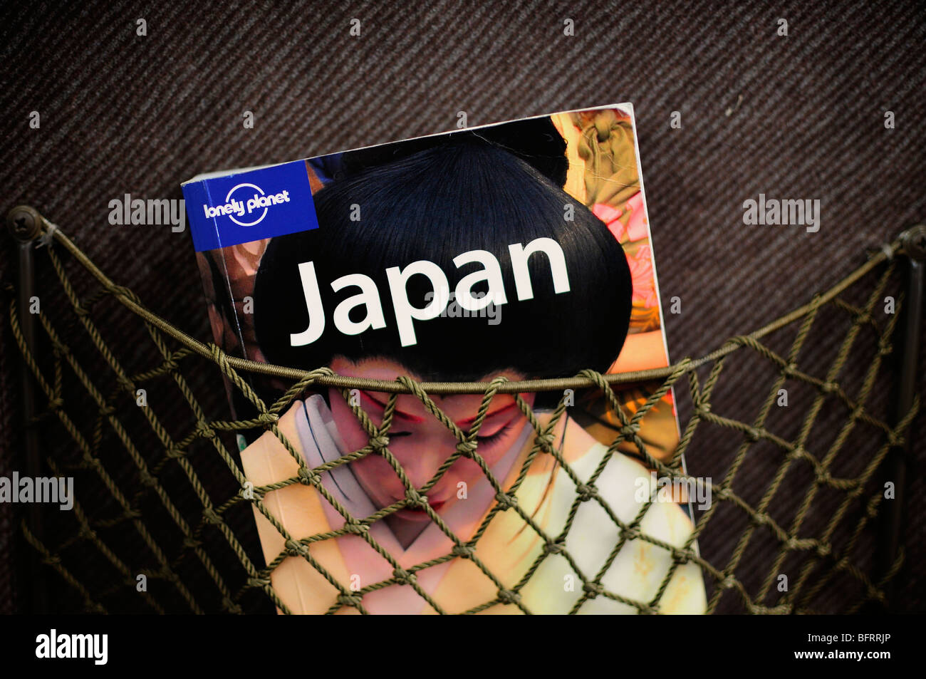 Kopie des Lonely Planet Japan Reiseführer in einem Zug Sitztasche, Japan Stockfoto