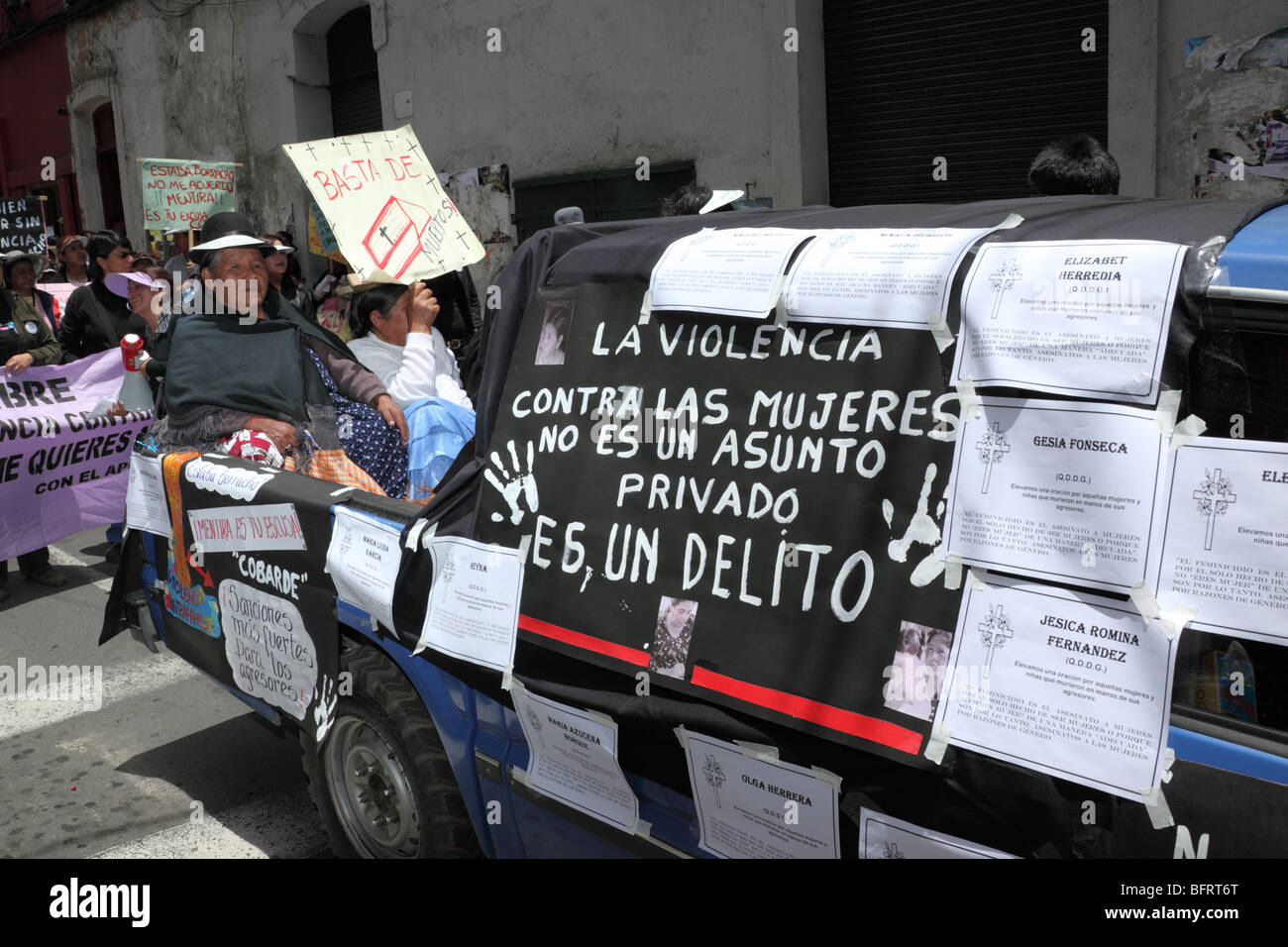 Frauen sitzen während eines marsches zum Internationalen Tag der Gewaltlosigkeit gegen Frauen (25. November) in La Paz, Bolivien, in einem mit Bannern bedeckten Pickup-Truck Stockfoto