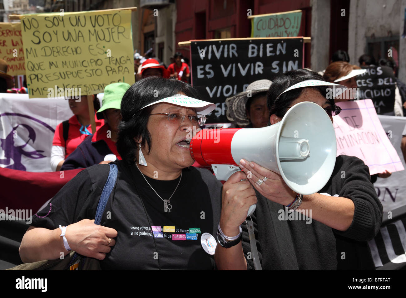 Eine Frau, die während eines protestmarsches zum Internationalen Tag der Gewaltlosigkeit gegen Frauen (25. November) in La Paz, Bolivien, schwarze Schreie in ein Megaphon trägt Stockfoto