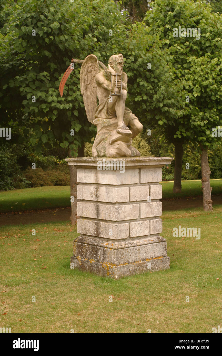 Sandringham Estate Norfolk UK Statue des alten Vater Zeit Stockfoto