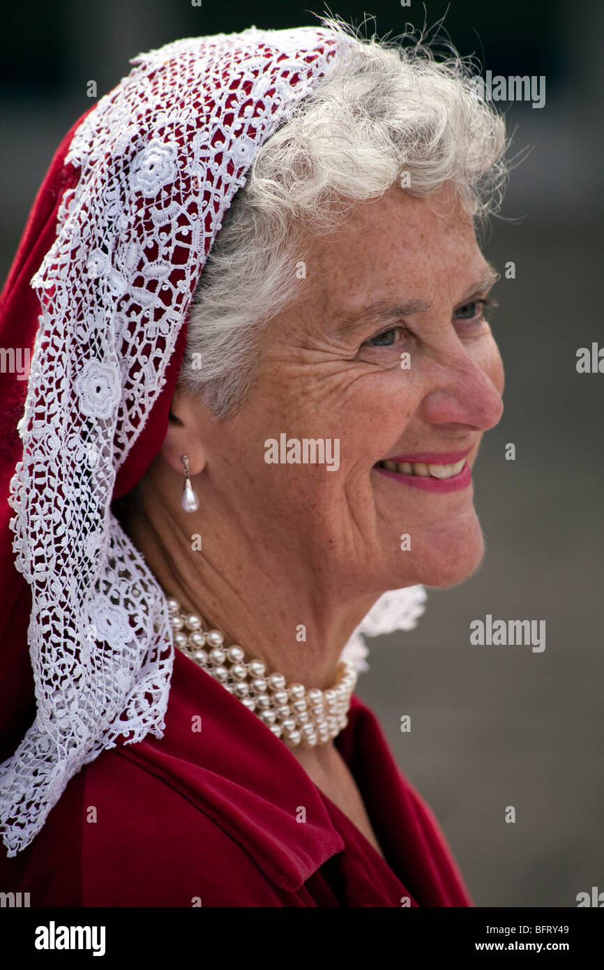 Eine Frau im traditionellen elisabethanischen Kleid auf dem Marktplatz in Totnes, Devon in England Stockfoto