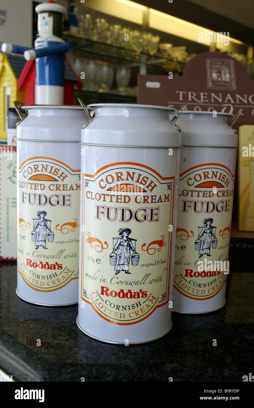 Dosen von Cornish Clotted Cream fudge Stockfoto