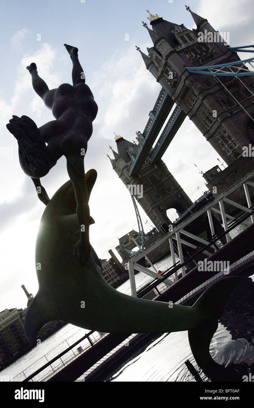 Die Tower Bridge und Bildhauerei an der St Katherine's Dock, London Stockfoto