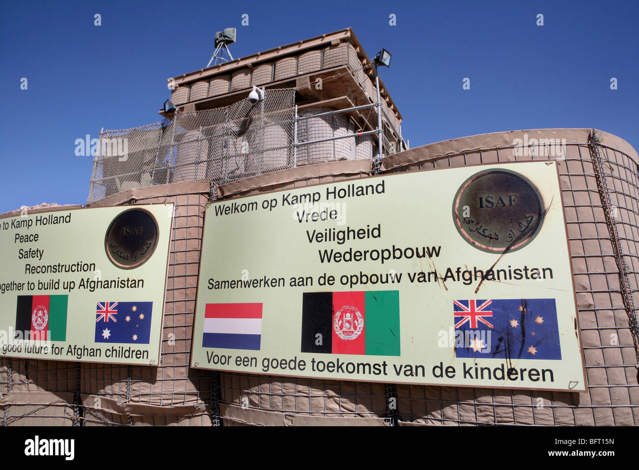 Slowakische Streitkräfte (ISAF) bewachen den Eingang des Lagers Holland (Tarin Kowt, Uruzgan) Stockfoto