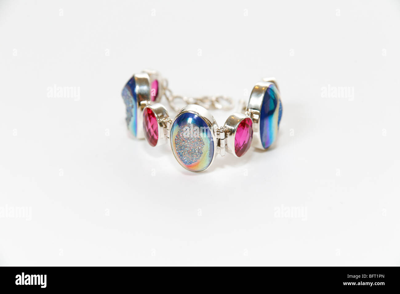 Silber Schmuck Armband mit blauen und roten Steinen Stockfotografie - Alamy