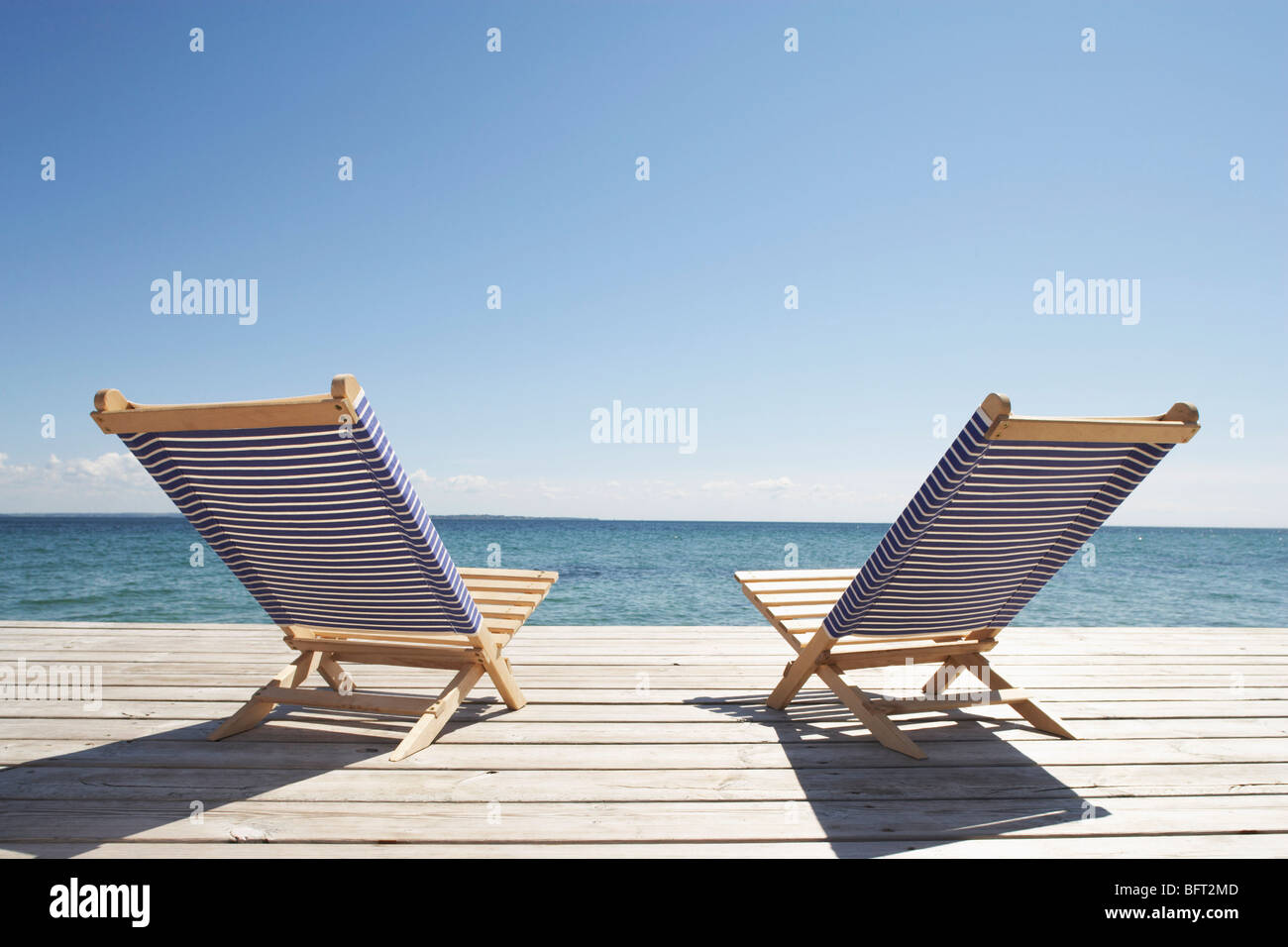 Paar Liegestühle an Deck Stockfoto