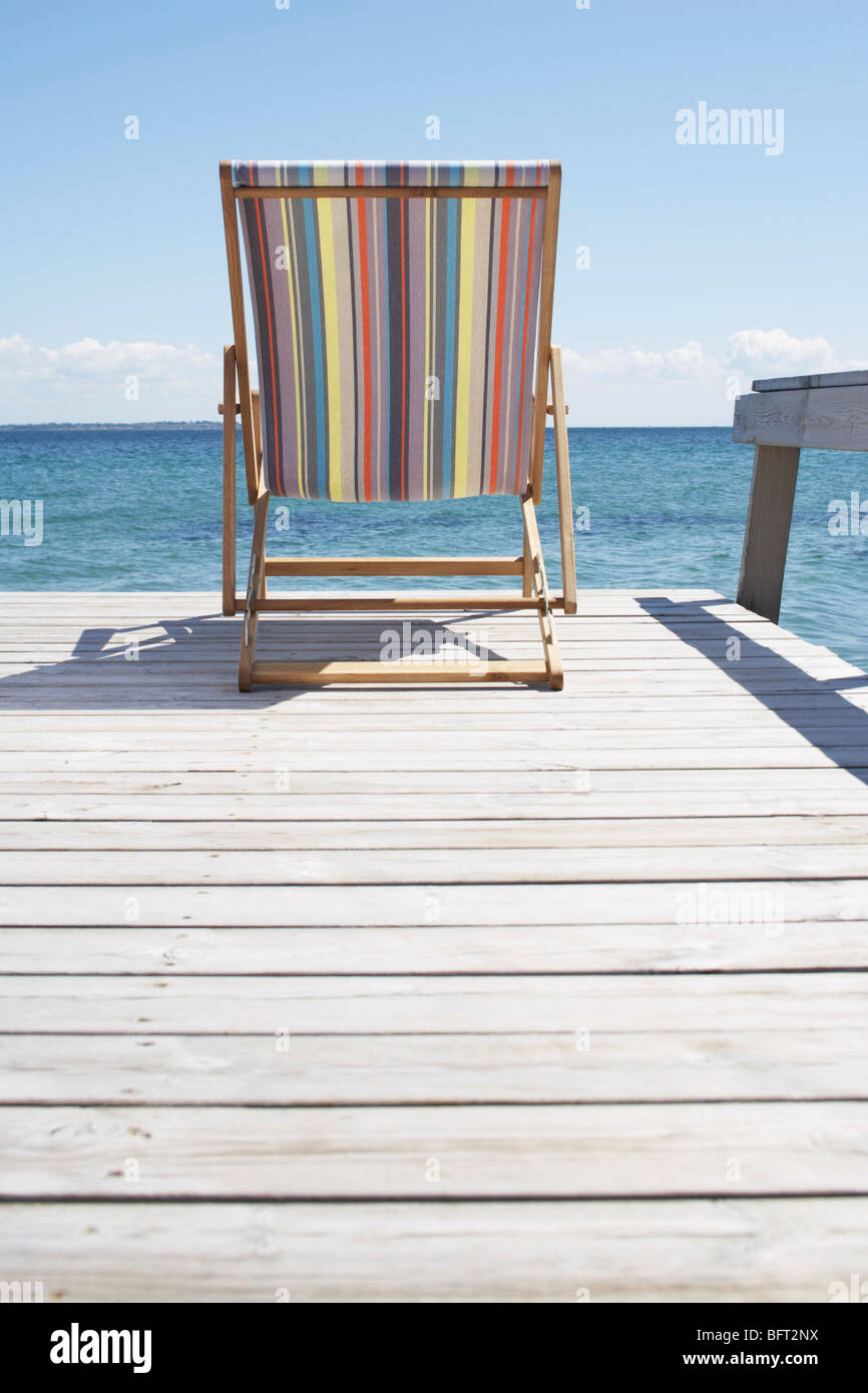 Liegestuhl am Dock Stockfoto
