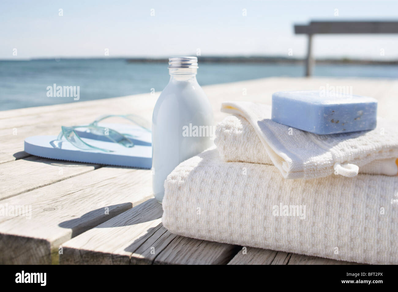 Bad-Produkte auf Dock Stockfoto