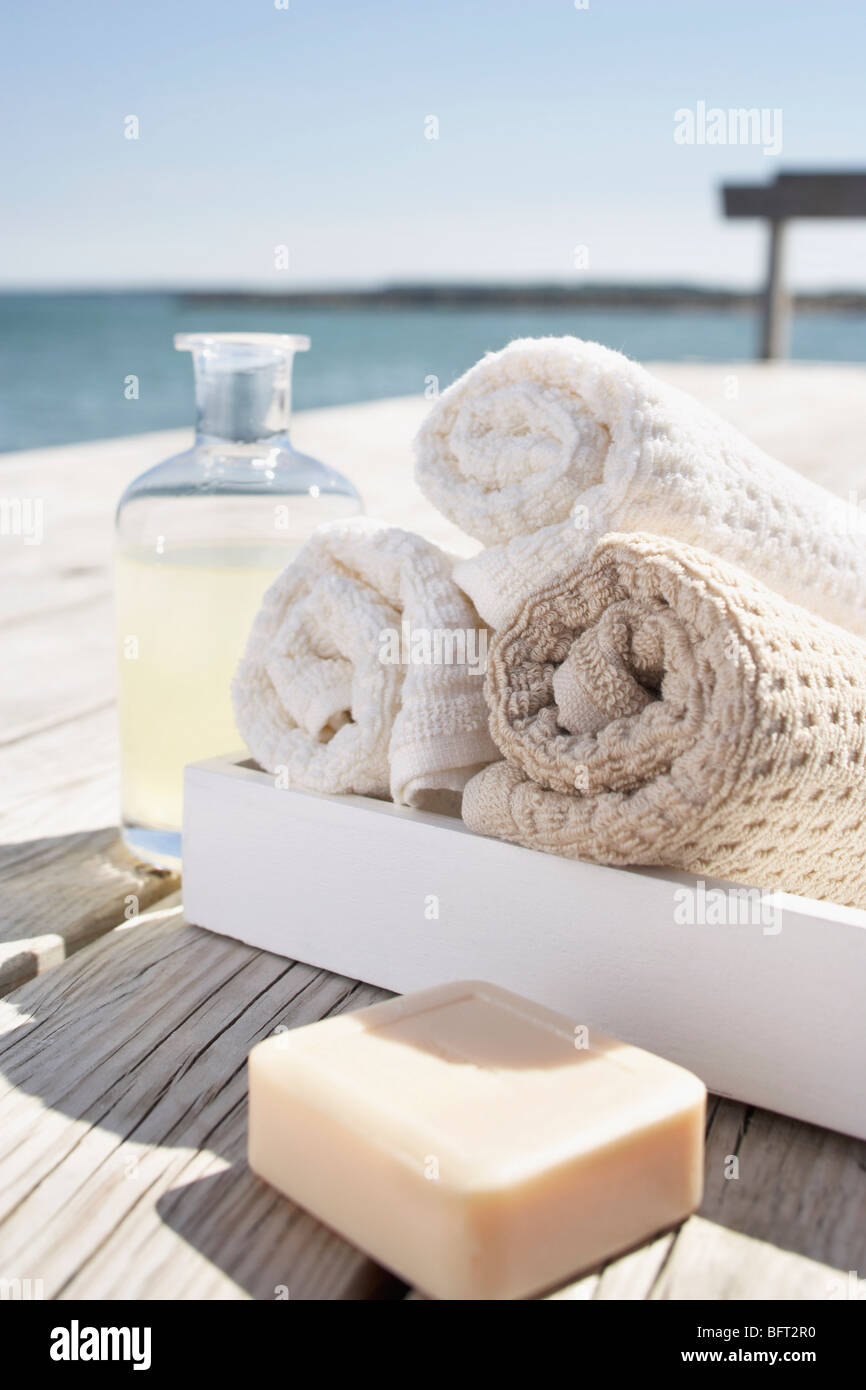 Bad-Produkte auf Dock Stockfoto