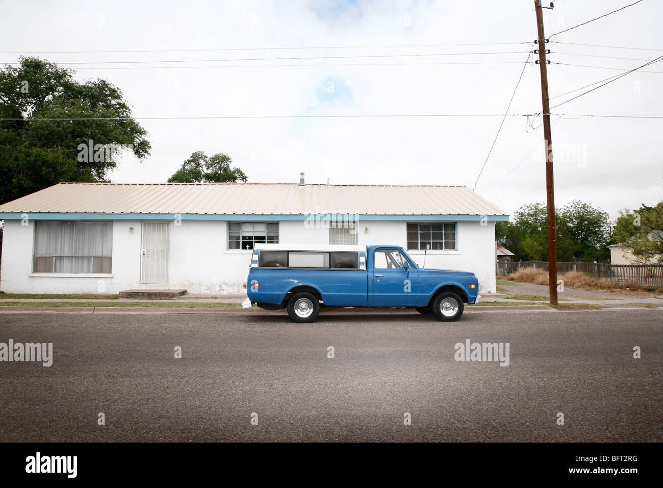 LKW-Parken vor dem Haus, Marfa, Presidio County, West Texas, Texas, USA Stockfoto