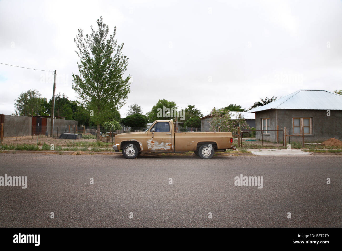 LKW geparkt auf Straße von Haus, Marfa, Presidio County, West Texas, Texas, USA Stockfoto