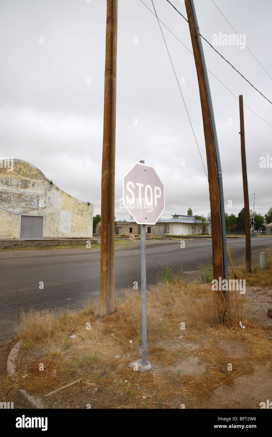 Verblasste Stop-Schild am Ecke, Marfa, Presidio County, West Texas, Texas, USA Stockfoto