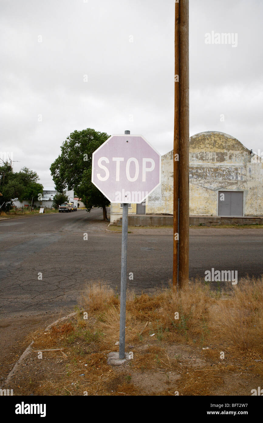 Verblasste Stop-Schild am Ecke, Marfa, Presidio County, West Texas, Texas, USA Stockfoto