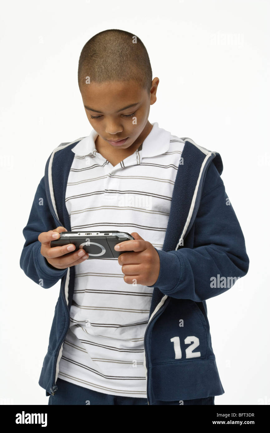 Jungen spielen Handheld Videospiel Stockfoto