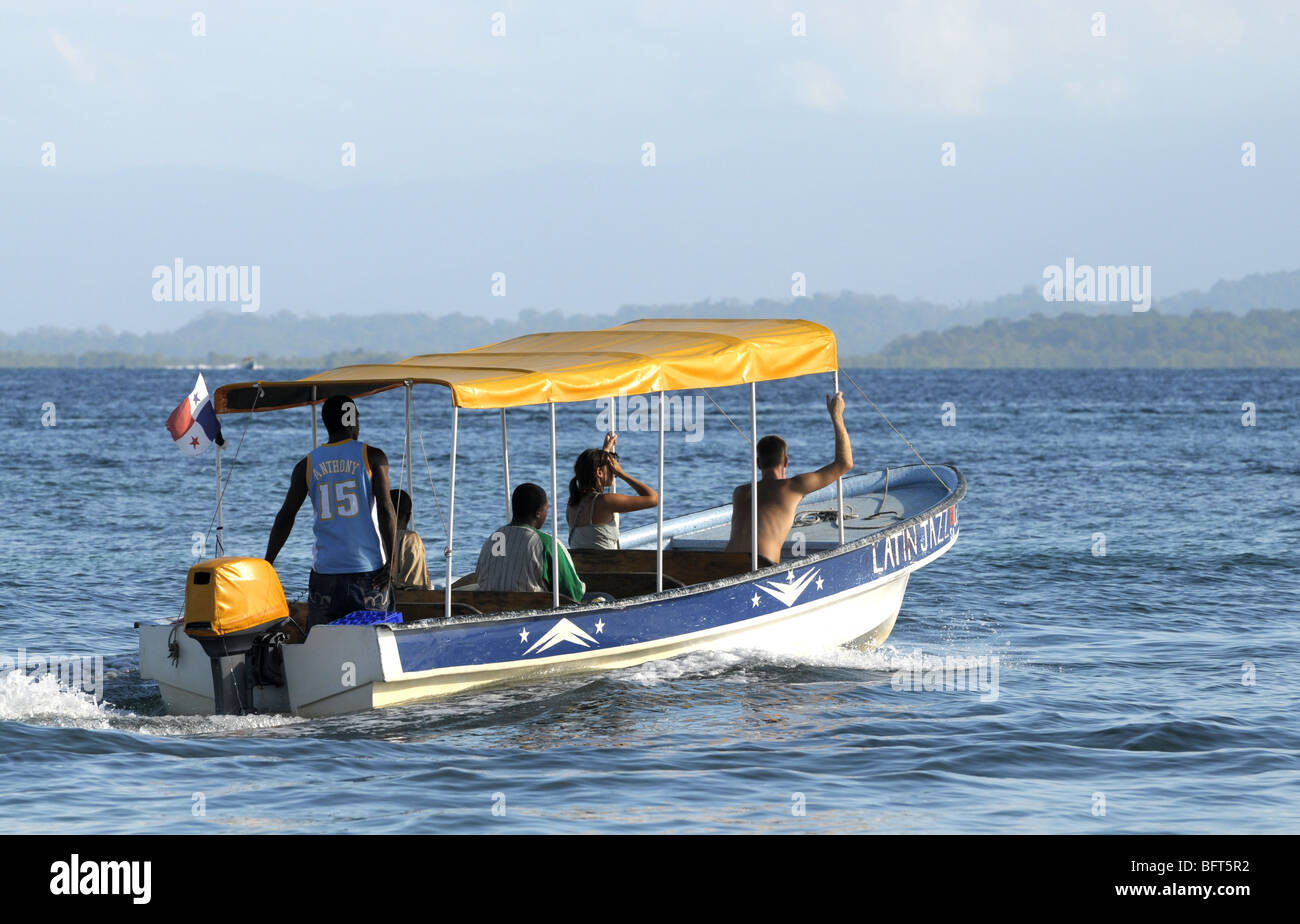 Wasser-Taxi "Latin Jazz" in der Nähe von Bocas Del Toro Panama Stockfoto