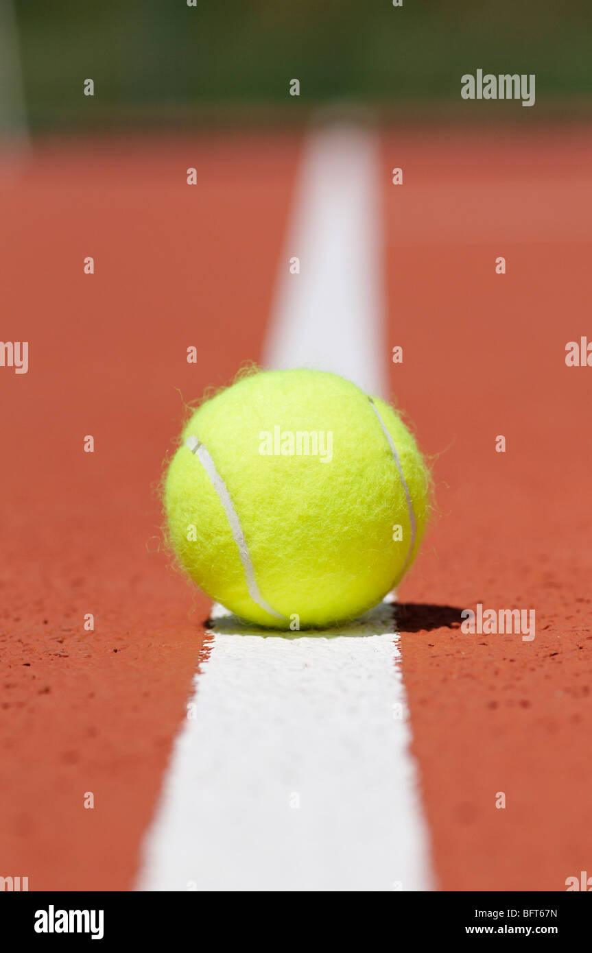 Tennisball auf Linie Stockfoto