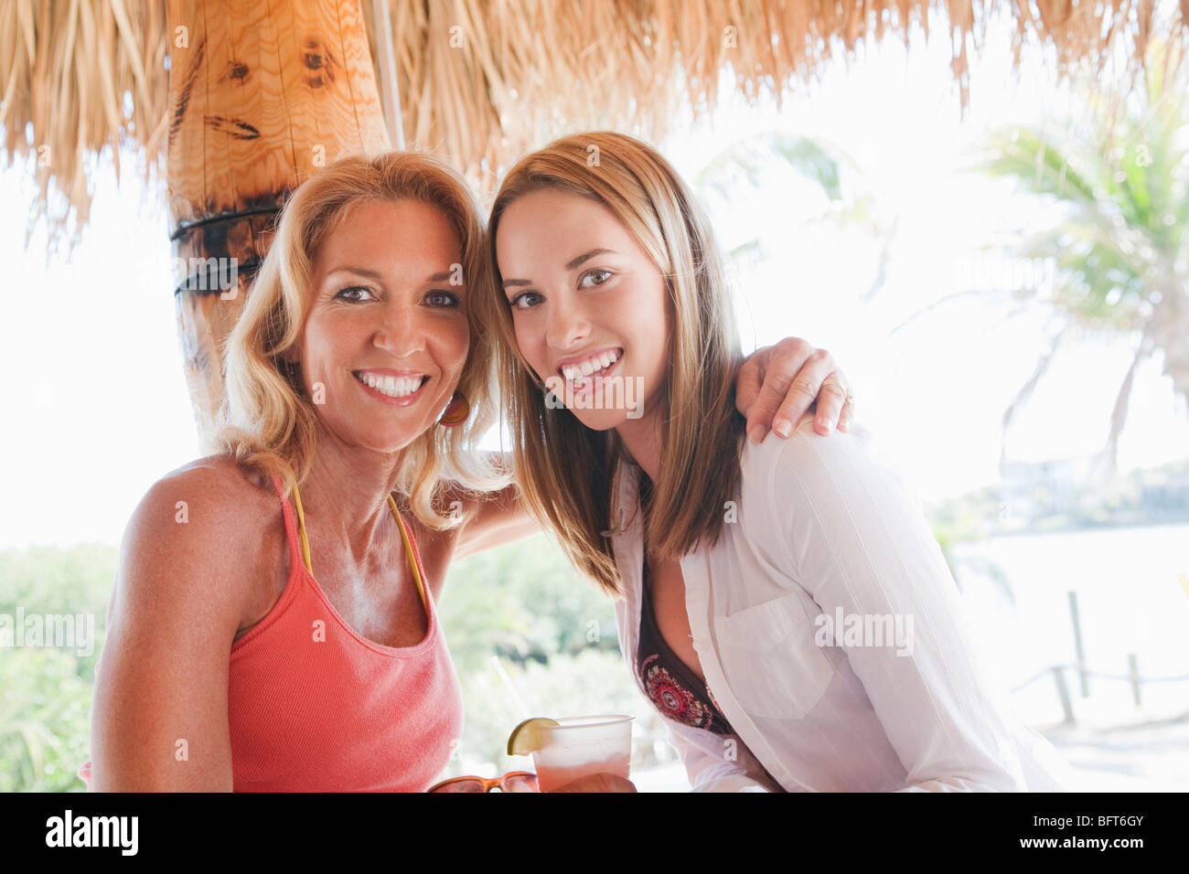 Zwei Frauen im Tiki Hütte, Florida, USA Stockfoto