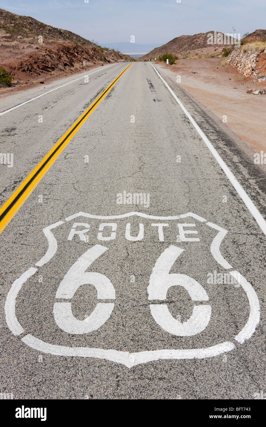 Route 66 Schild an der Straße, Kalifornien, USA Stockfoto