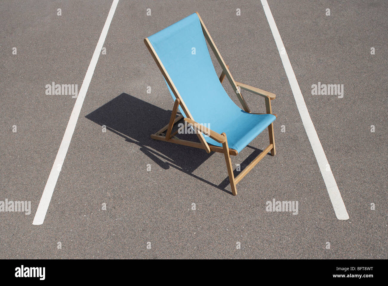 Strandkorb auf Parkplatz Stockfoto