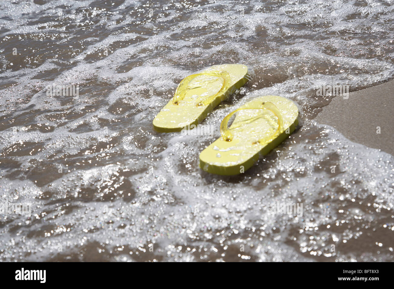 Flip Flops in Surf Stockfoto