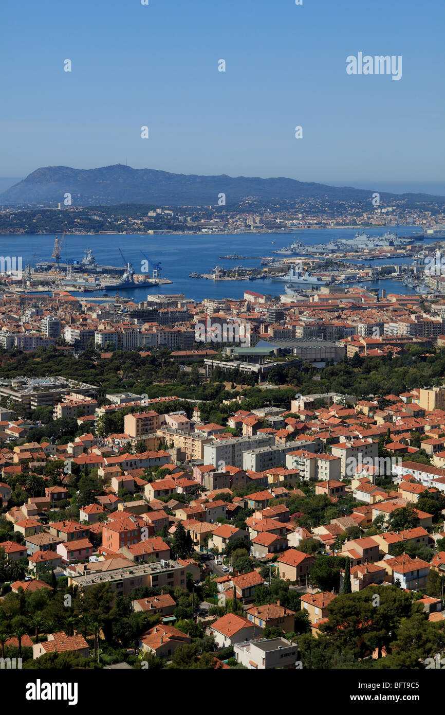 Draufsicht auf die Stadt und militärische Hafen von Toulon Stockfoto