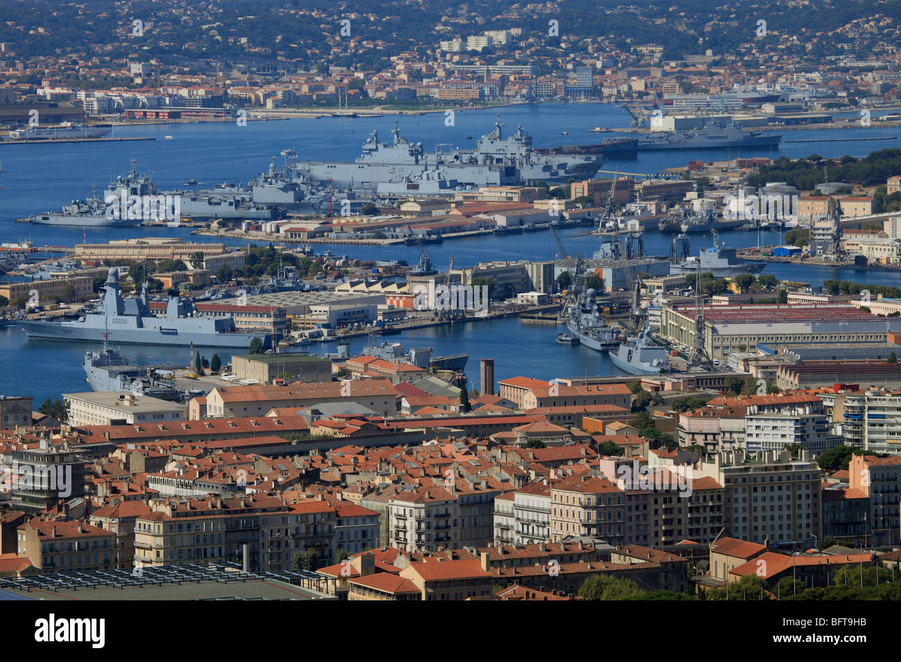 Draufsicht auf die Stadt und militärische Hafen von Toulon Stockfoto