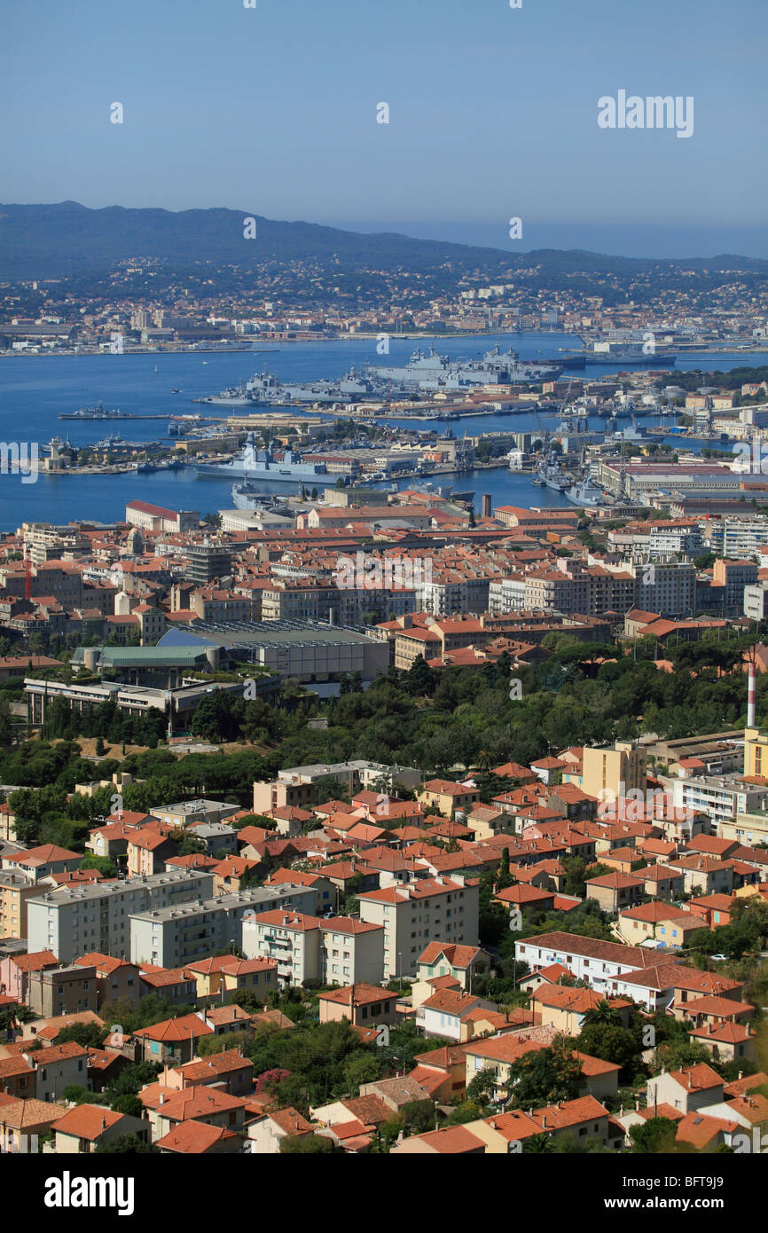 Draufsicht auf die Stadt und militärische Hafen von Toulon Stockfoto