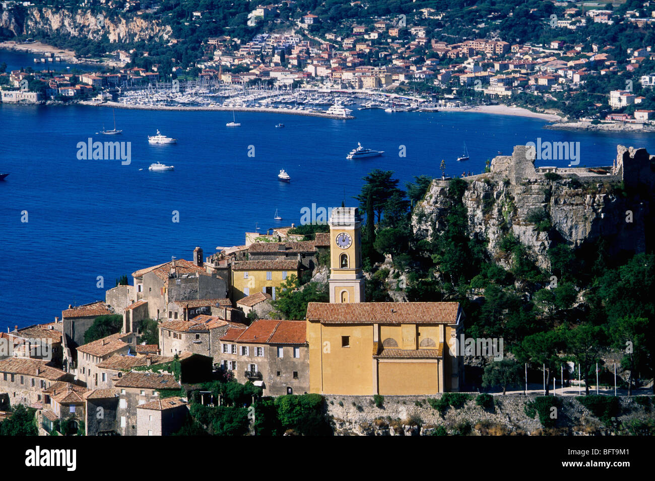 Das mittelalterliche küstennahen Dorf Eze und das Cap Ferrat im Hintergrund Stockfoto