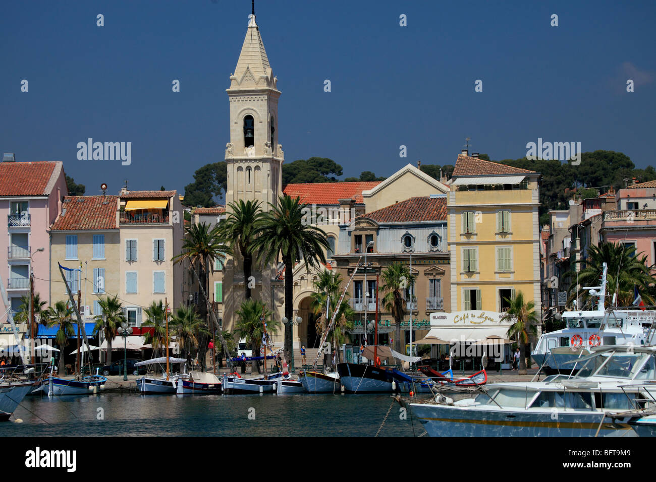 Das hübsche Fischerdorf Dorf von Sanary Stockfoto