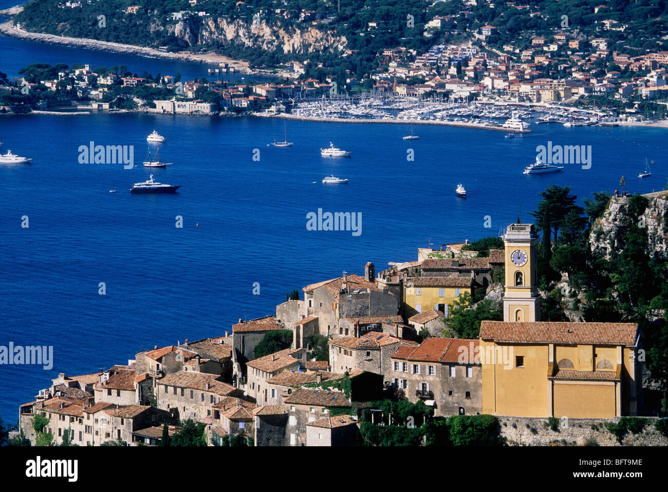 Das mittelalterliche küstennahen Dorf Eze und das Cap Ferrat im Hintergrund Stockfoto