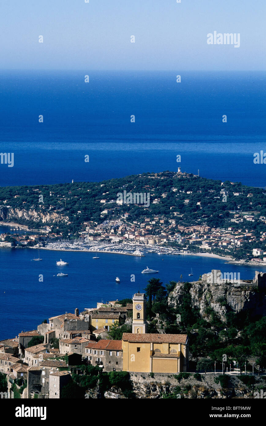 Das mittelalterliche küstennahen Dorf Eze und das Cap Ferrat im Hintergrund Stockfoto