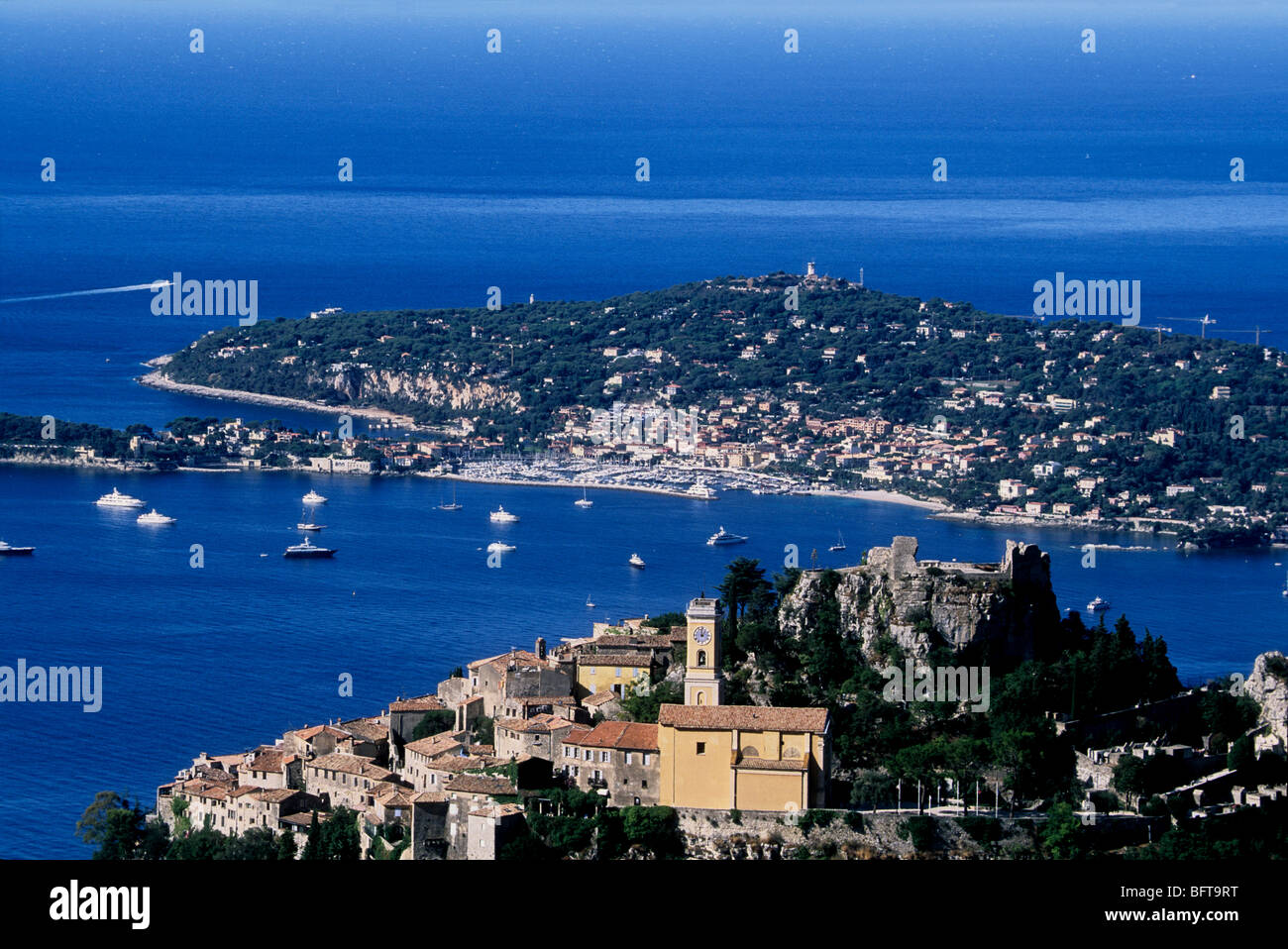 Das mittelalterliche küstennahen Dorf Eze und das Cap Ferrat im Hintergrund Stockfoto