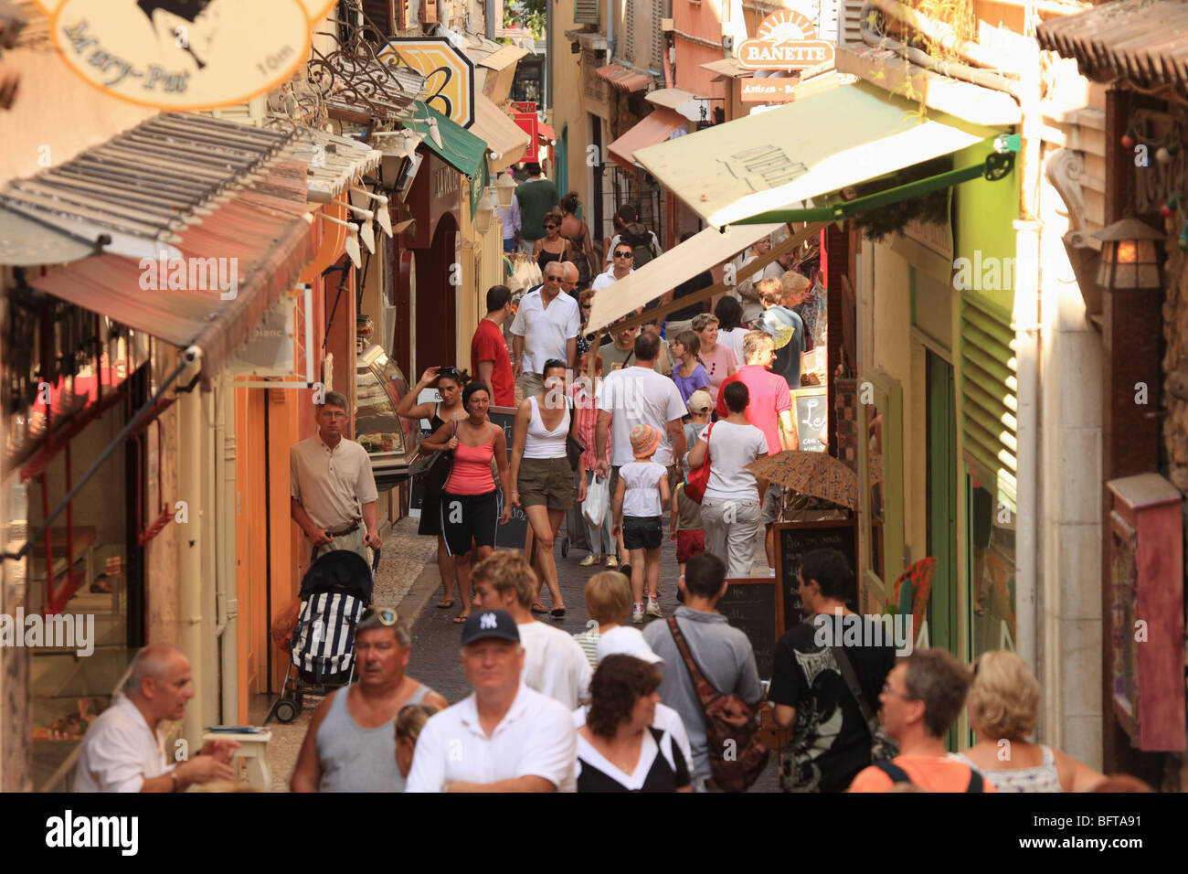 Lebendige Straßenszene in der Altstadt von Antibes Stockfoto