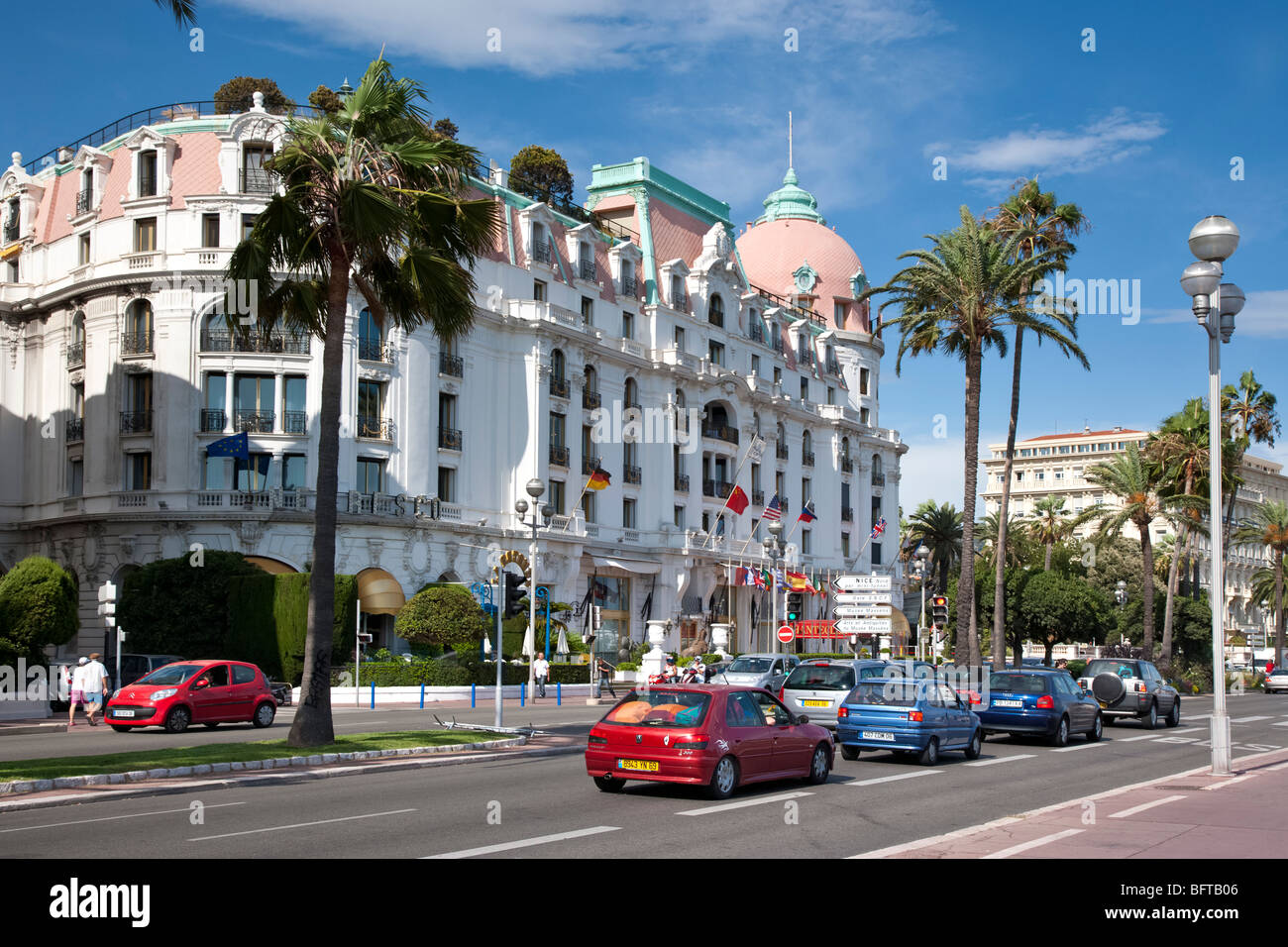 Hotel Negresco und den Verkehr auf der Promenade des Anglais, Nizza, Provence, Frankreich Stockfoto