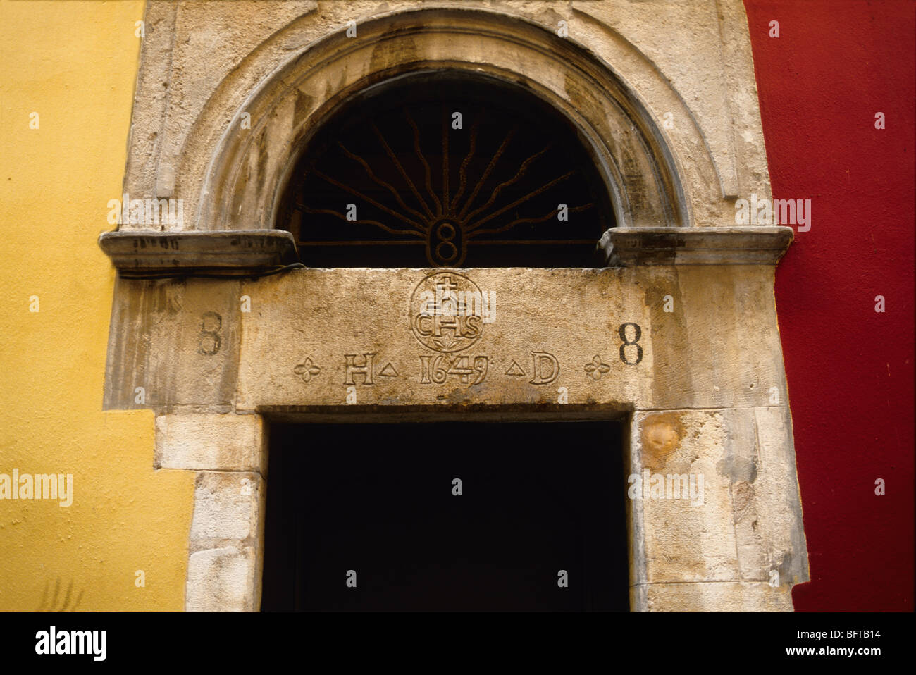 Malerische mittelalterliche Tür in der Altstadt von Nizza Stockfoto