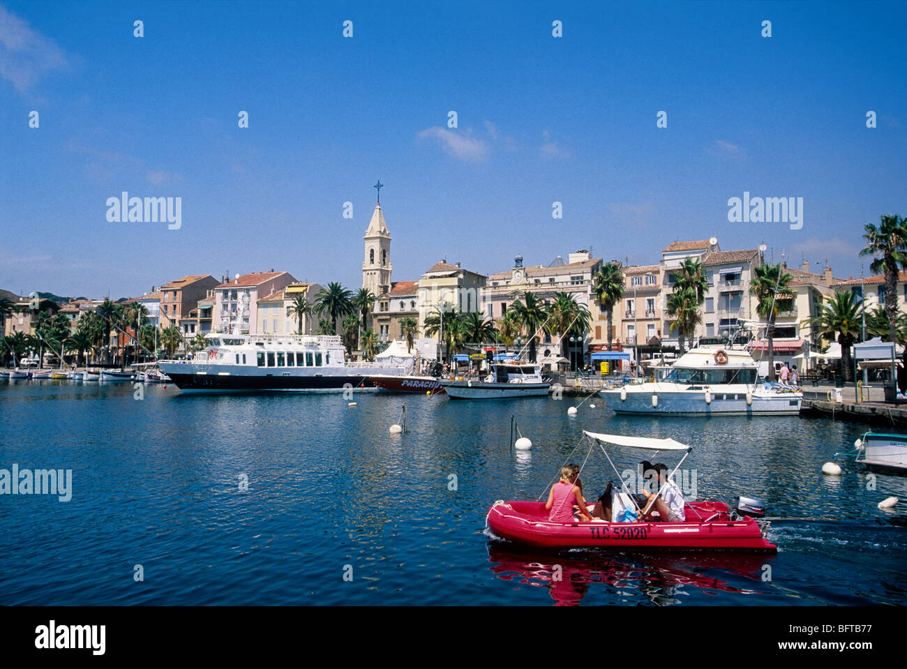 Touristen auf die Mittelmeerküste rund um das Dorf von Sanary erkunden Stockfoto