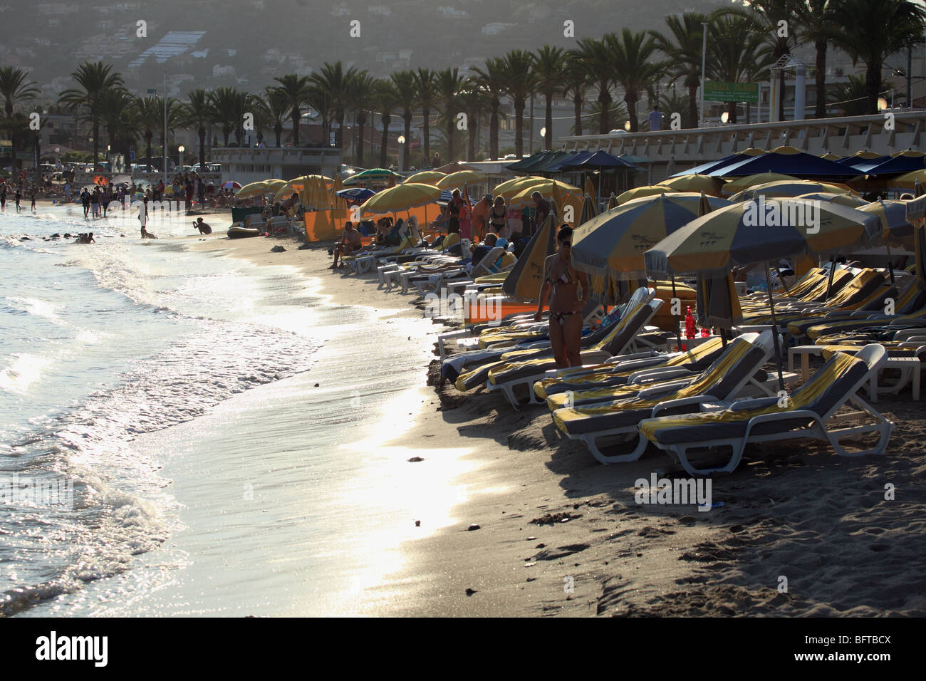 Der öffentliche Strand von Golfe Juan in der Nähe von Cannes Stockfoto