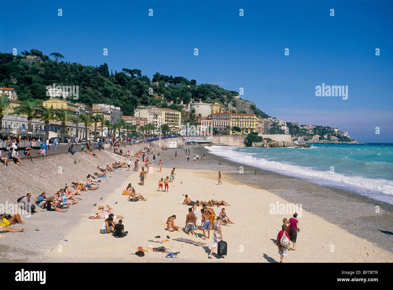 Menschen entspannen am Strand von Les Ponchettes in Nizza Stockfoto