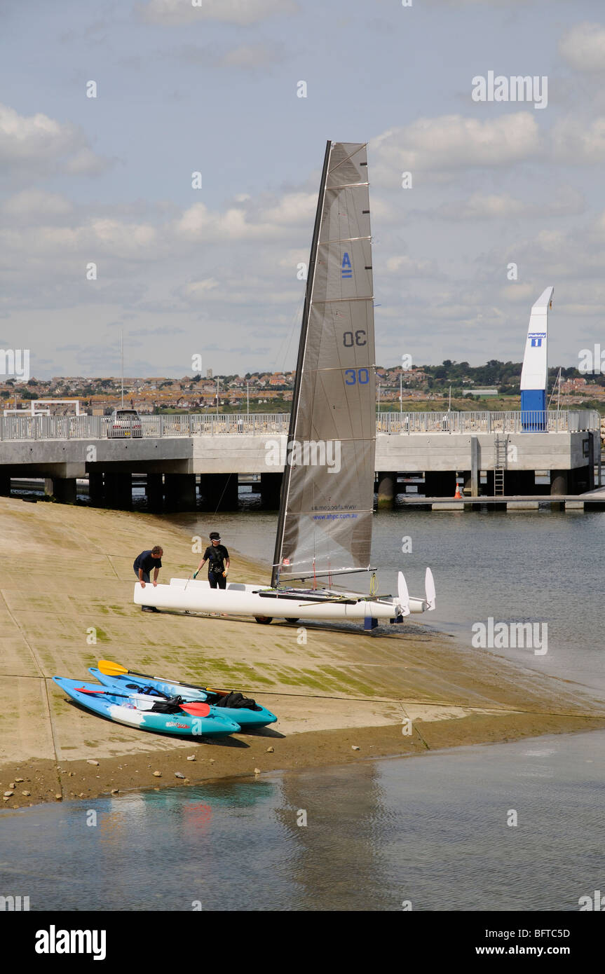 Weymouth & Portland National Sailing Academy Waterfront Segler vorbereiten ihrer Yacht vor der Einnahme von Wasser Stockfoto