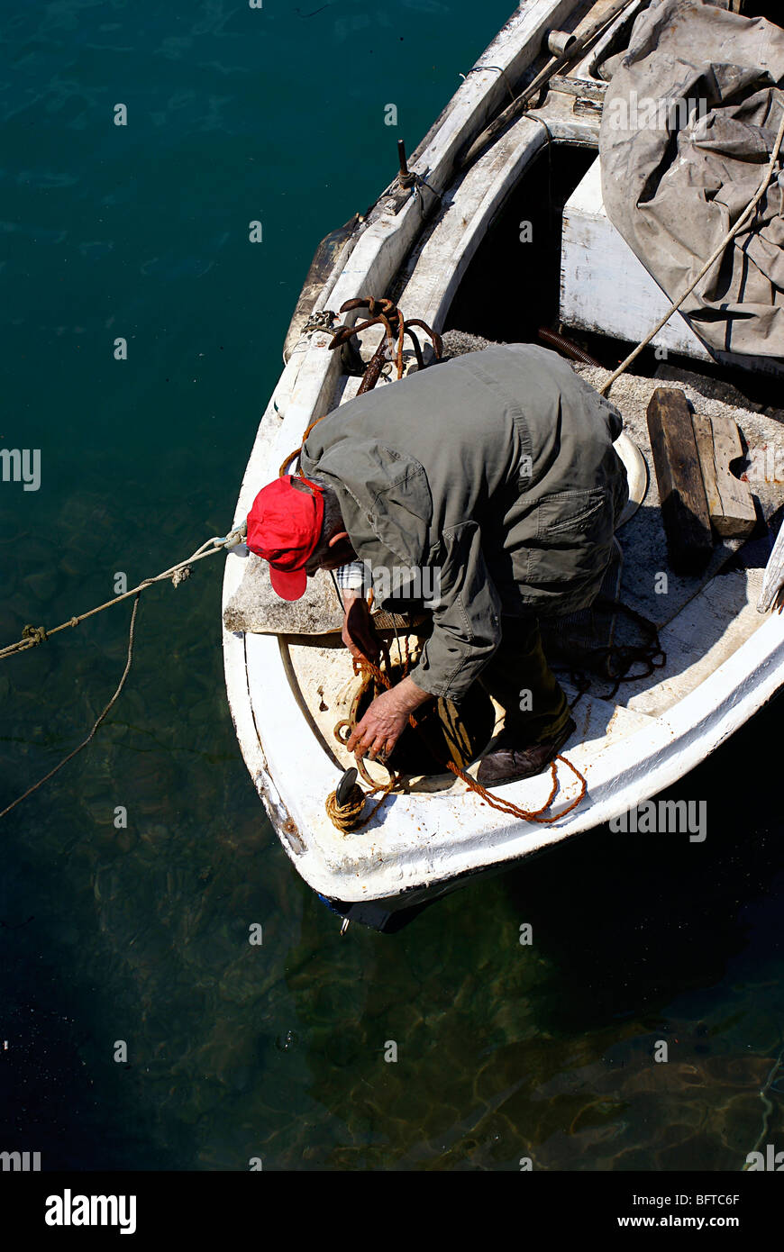 Fischer am Boot von Fischernetz Stockfoto