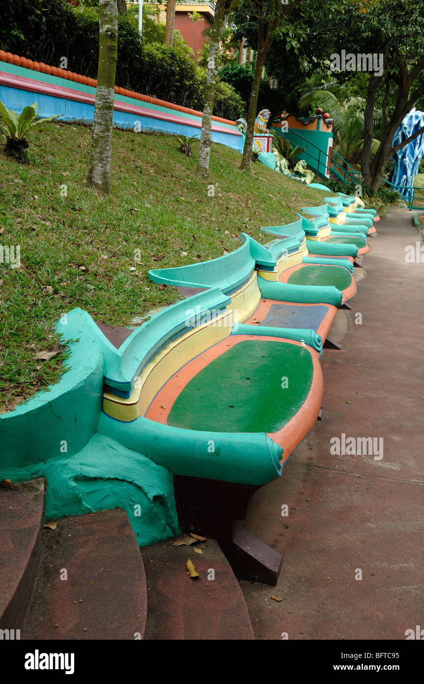 Mehrfarbig oder bunt bemalten Beton Parkbank, Bänke oder Sitze, Tiger Balm Gardens Chinesisch Theme Park, Singapur Stockfoto