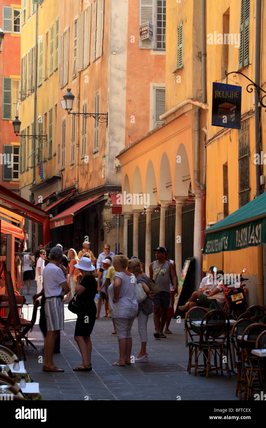 Lebendige Straßenszene in der Altstadt von Nizza Stockfoto