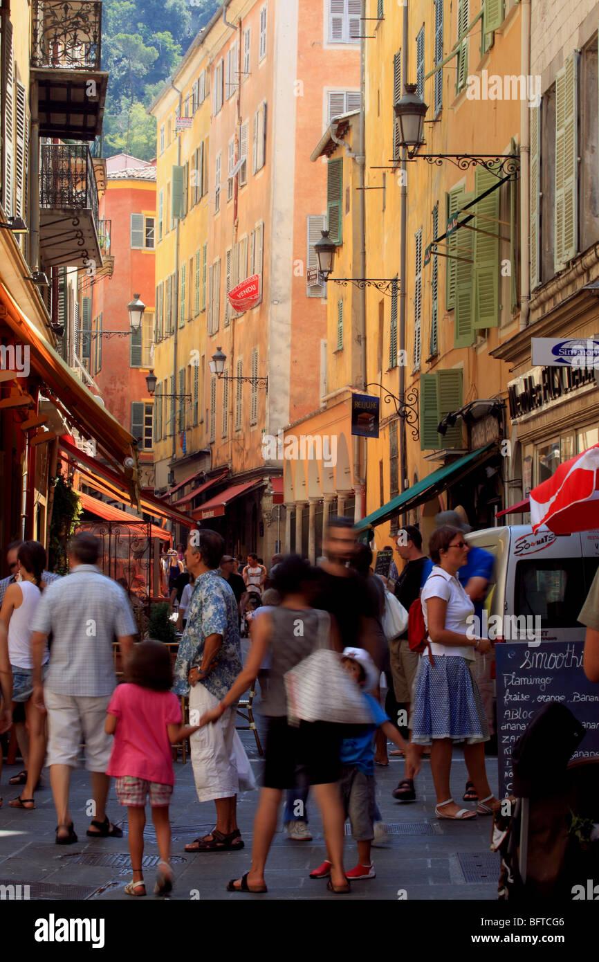 Lebendige Straßenszene in der Altstadt von Nizza Stockfoto