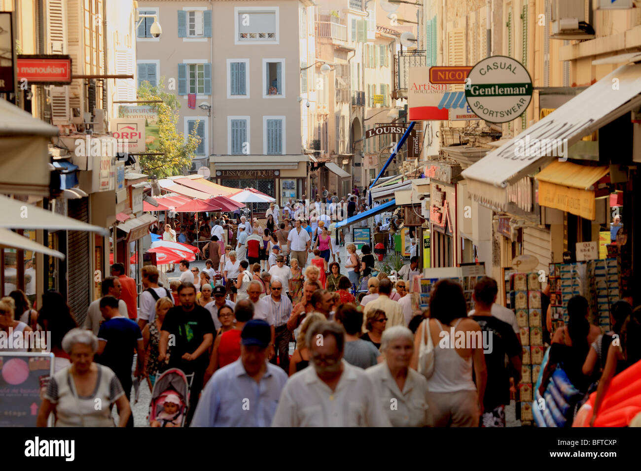 Lebhaft und überfüllten Straße in der Altstadt von Antibes Stockfoto