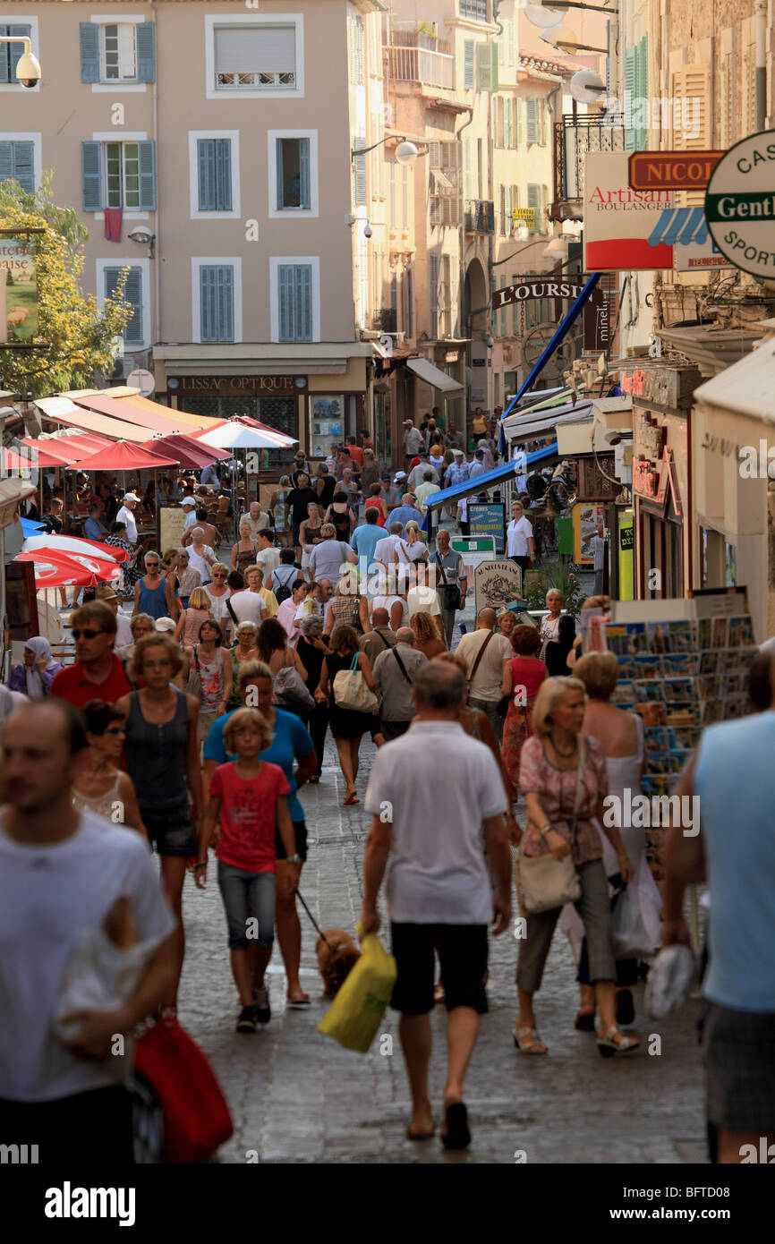 Lebhaft und überfüllten Straße in der Altstadt von Antibes Stockfoto